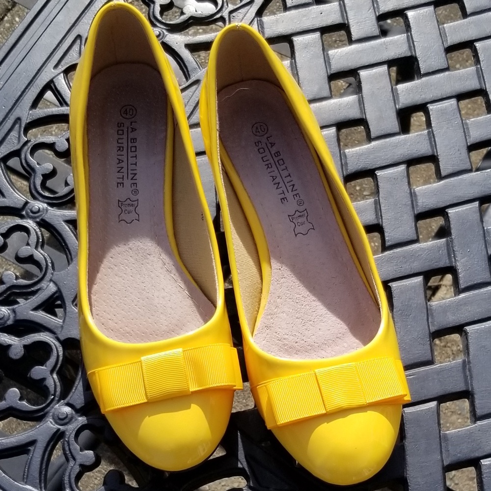 Patent leather retro round toe pumps.